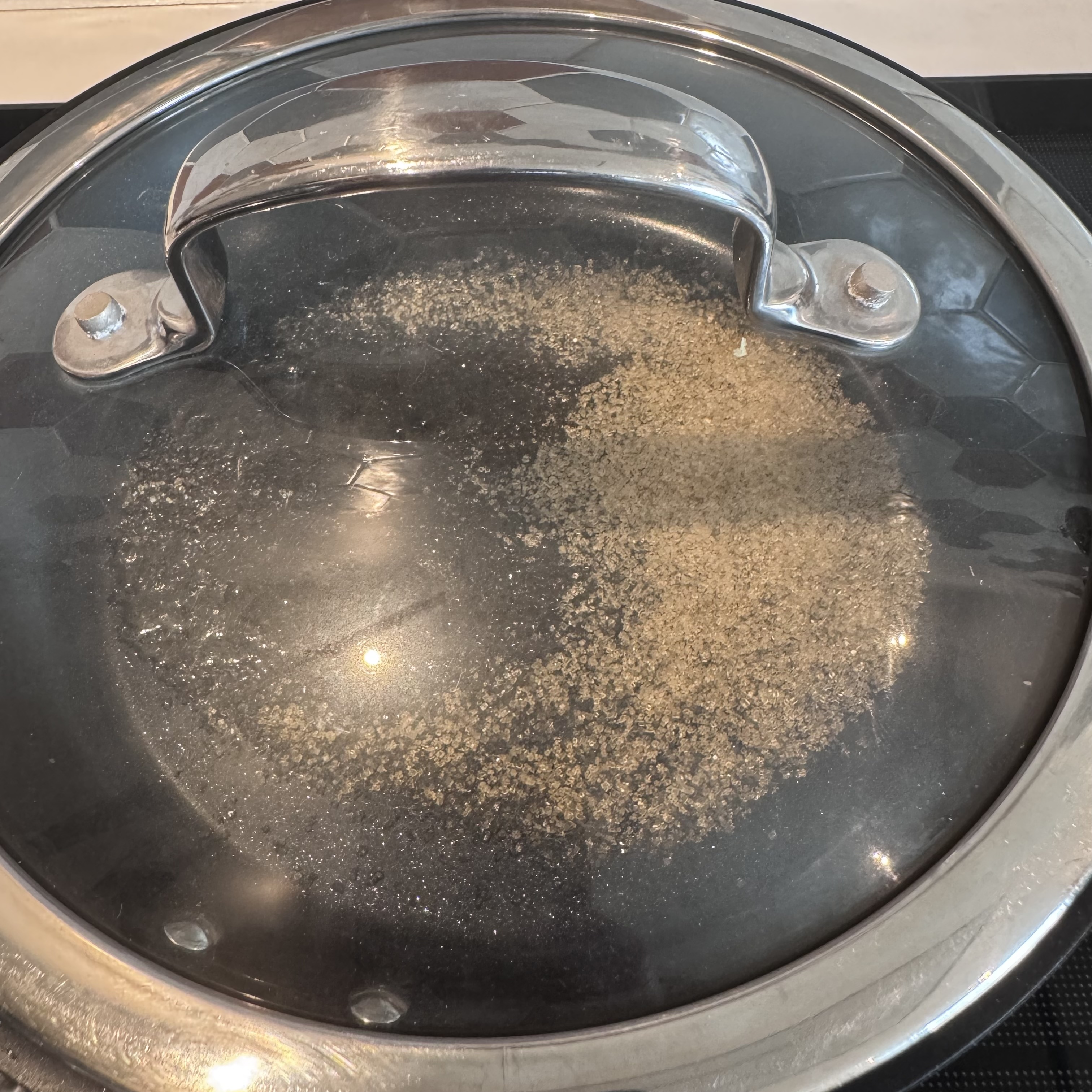 Sukker ved at smelte til karamel på panden