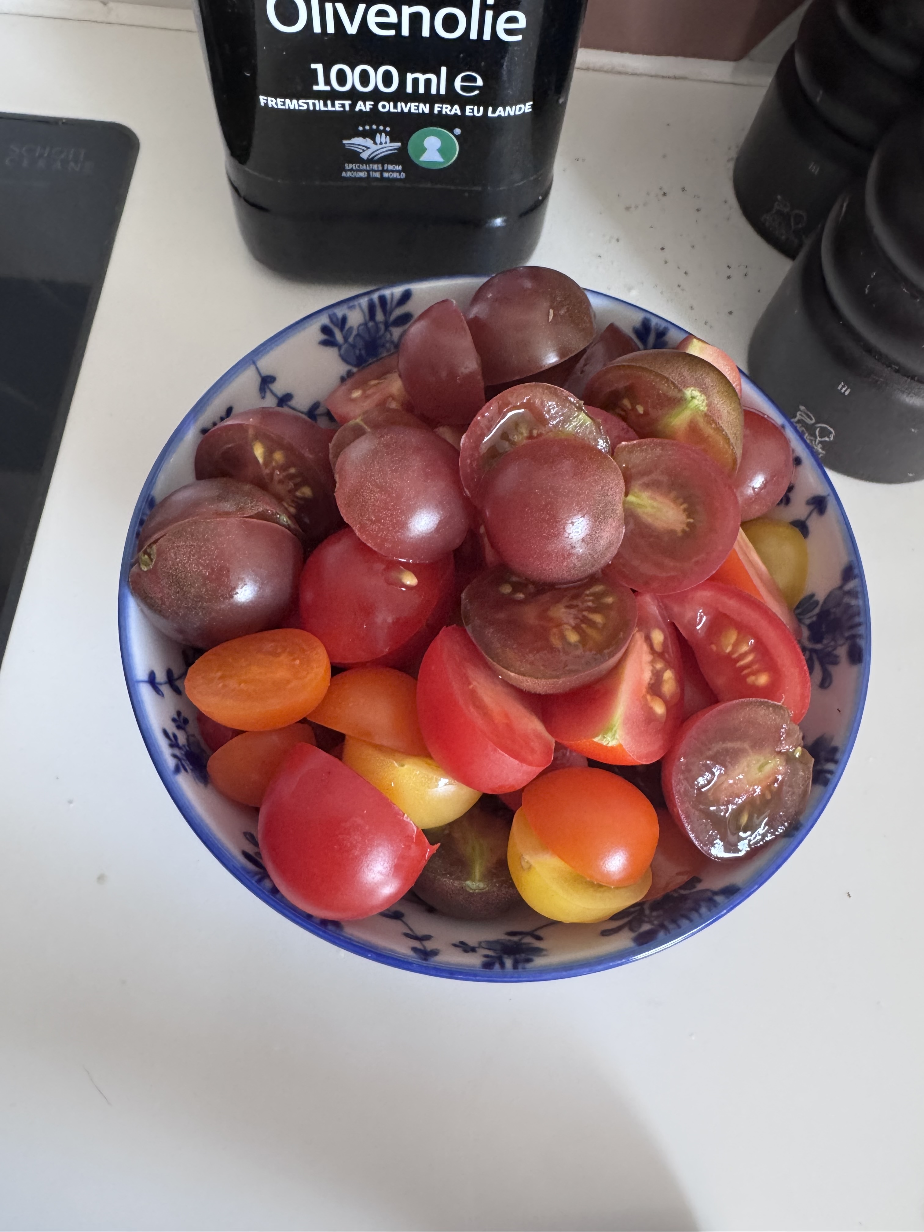 Friske cherry tomater klar til at halveres