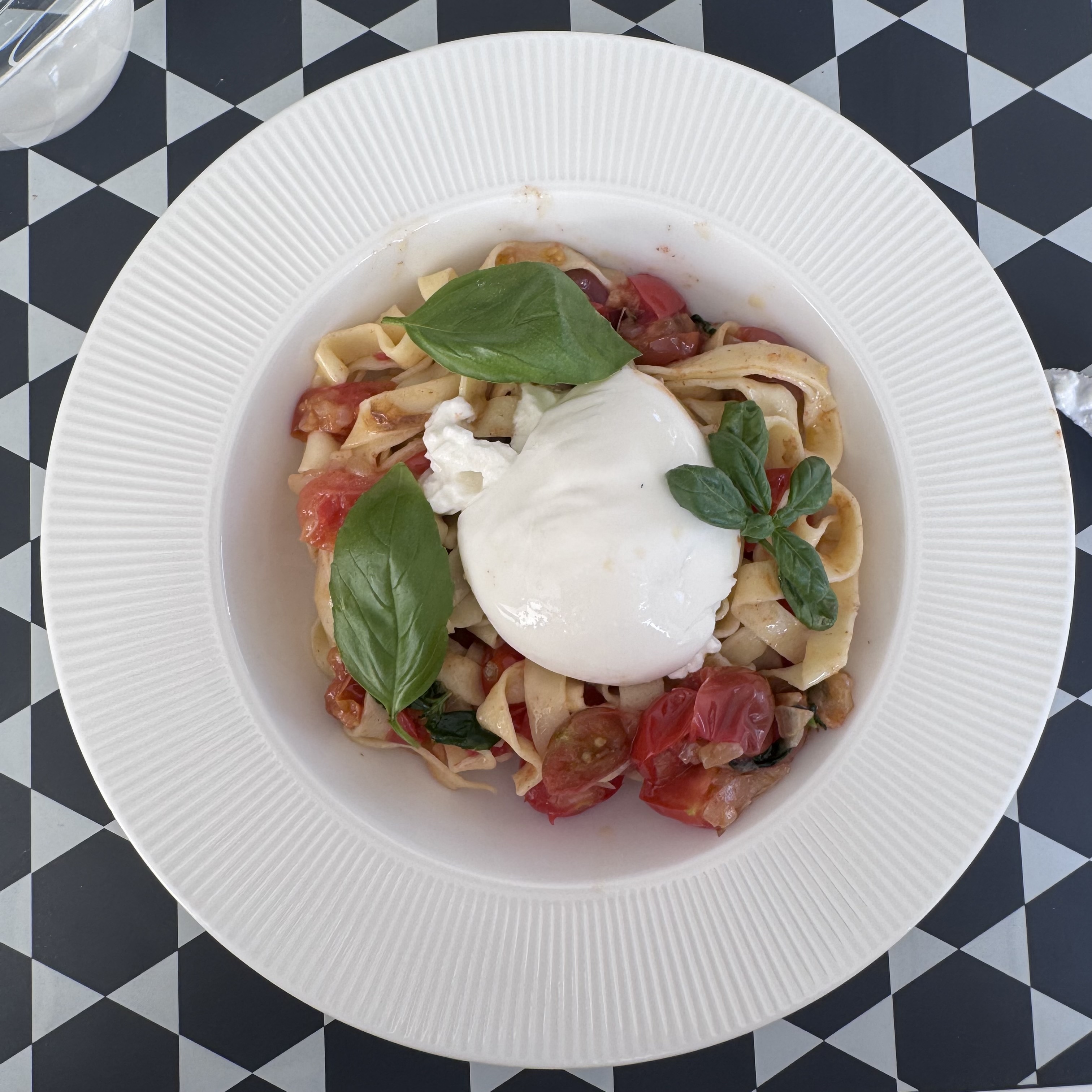 Frisk pasta med brunet smør, cherry tomater og burrata