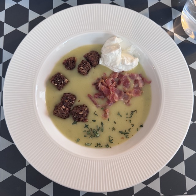 Kartoffel-porrésuppe med timian og citron