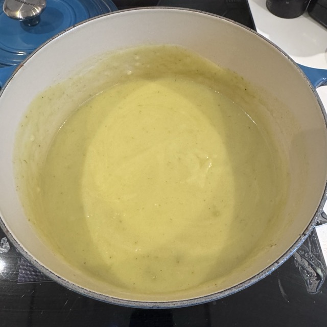 Suppen efter blending — glat og lys grøn